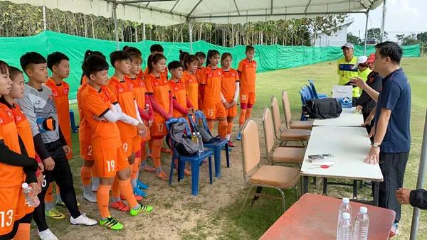 BHL hội ý cùng cả đội trước buổi tập. Ảnh: Đoàn Nhật