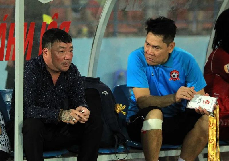 HLV Trương Việt Hoàng và trợ lý Nguyễn Đức Cảnh trong khu kỹ thuật Hải Phòng mùa bóng 2019. Ảnh: Minh Hoàng