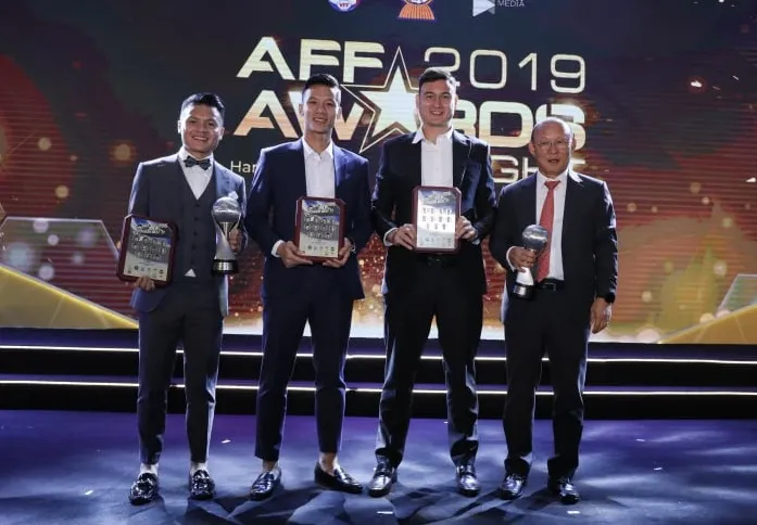 Thầy trò HLV Park Hang-seo trong đêm vinh danh. Ảnh: Minh Hoàng