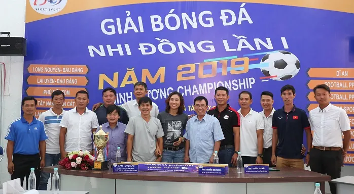 Ban tổ chức và đại diện các đội tham dự chụp ảnh lưu niệm tại buổi họp. Ảnh: Anh Trần