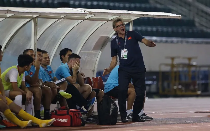 Ông Troussier vẫn không hài lòng dù các học trò có chiến thắng 4-1. Ành: DŨNG PHƯƠNG