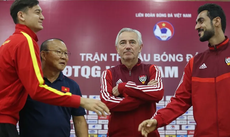 HLV và đại diện cầu thủ 2 đội tại buổi họp. Ảnh: Dũng Phương