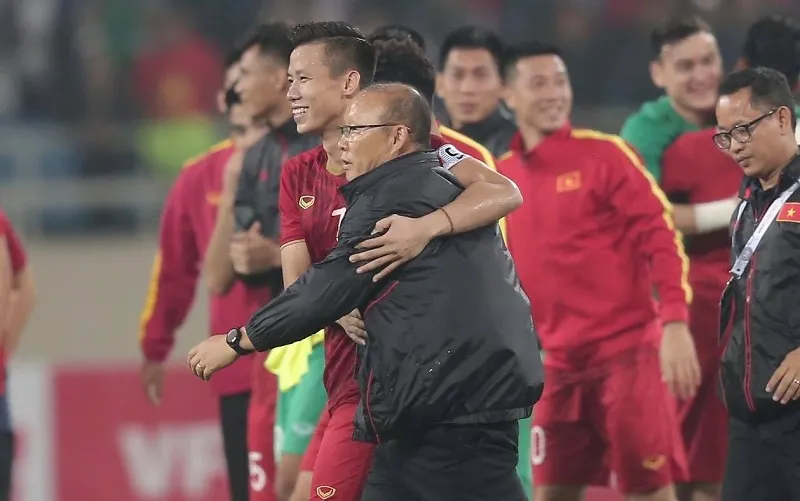 Niềm vui của thầy trò ĐT Việt Nam sau trận đấu. Ảnh: Dũng Phương