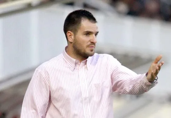 HLV của Indonesia Simon McMenemy “mất tích” trước trận gặp Malaysia ảnh 1