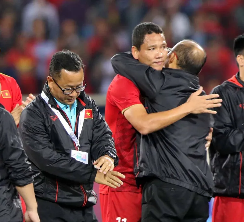 Tiền đạo Nguyễn Anh Đức chia tay thầy Park và toàn đội sau trận đấu. Ảnh: Anh Khoa