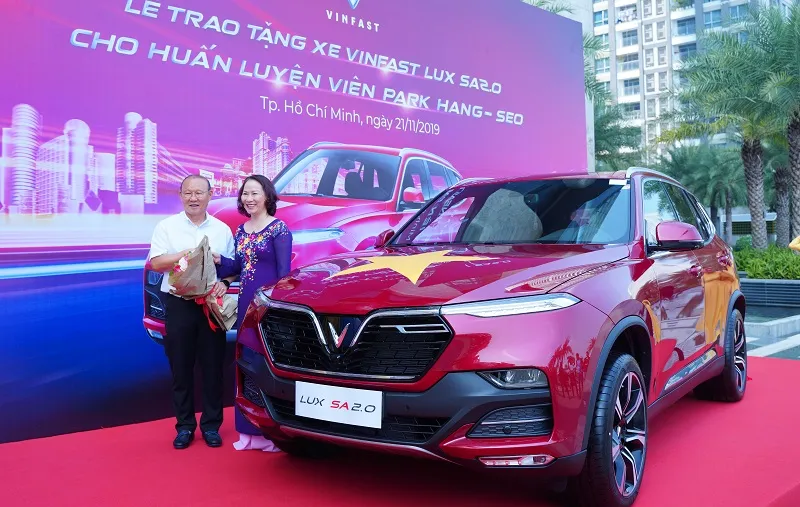 VinFast tặng xe Lux SA2.0 cho HLV Park Hang-seo ảnh 1