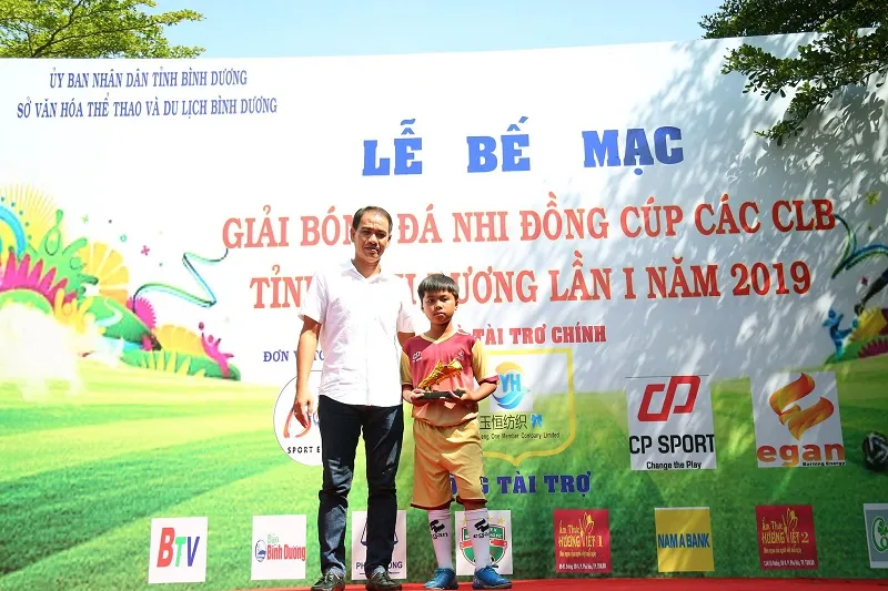 Cưu tuyển thủ Bình Dương Trương Văn Hải trao phần thưởng cho các cá nhân xuất sắc tại giải. Ảnh: Anh Trần