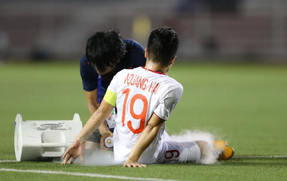 Quang Hải chấn thương trong trận gặp Singapore. Ảnh: Dũng Phương
