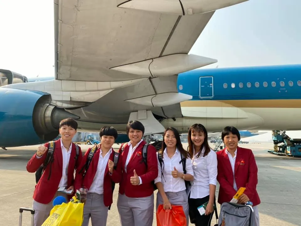 Cô trò Kim Chi rạng ngời trong ngày trở về TPHCM ảnh 1