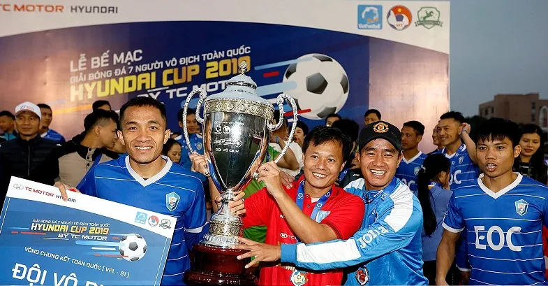 Thành Lương và các đồng đội bên chiếc Cúp vô địch. Ảnh: Anh Trần