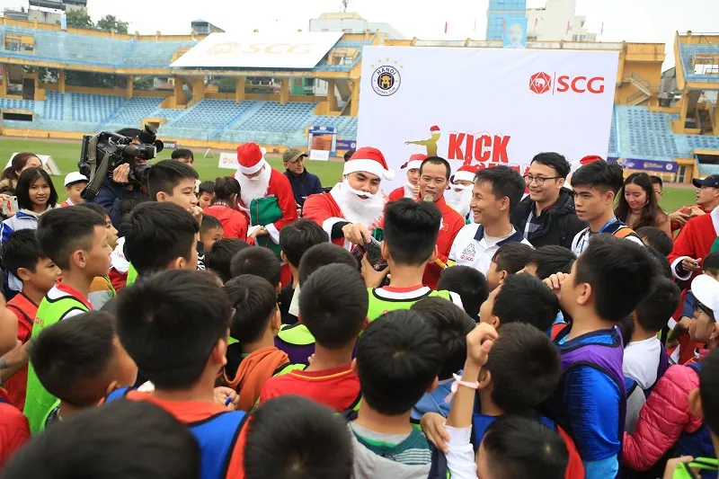 Duy Mạnh, Đức Huy đóng ông già Noel đi phát quà cho trẻ em ảnh 1