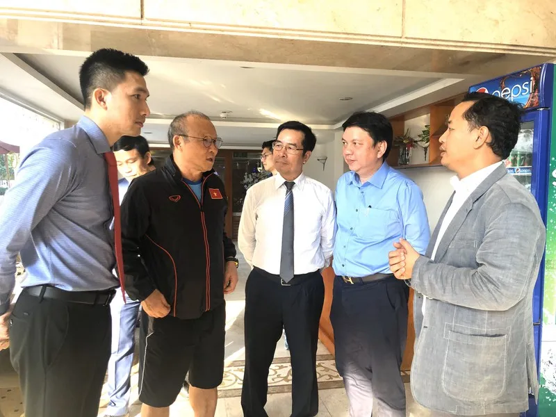 HLV Park Hang-seo trao đổi cùng lãnh đạo Công ty VJ và Trung tâm Hajko. Ảnh: Thanh Đình