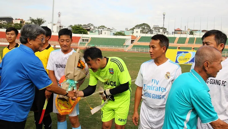 Tết Canh Tý ấm áp với các cựu cầu thủ TPHCM có hoàn cảnh khó khăn ảnh 2