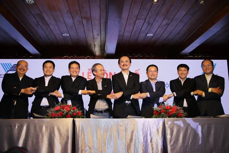 Các ông bầu tham gia bảo trợ cho các đội Sinh viên. Ảnh: DŨNG PHƯƠNG