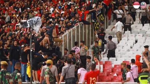 Cả hai đội Indonesia và Malaysia cùng bị phạt nguội từ FIFA