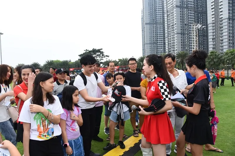 Người hâm mộ nhận quà lưu niệm tại sự kiện. Ảnh: Anh Trần