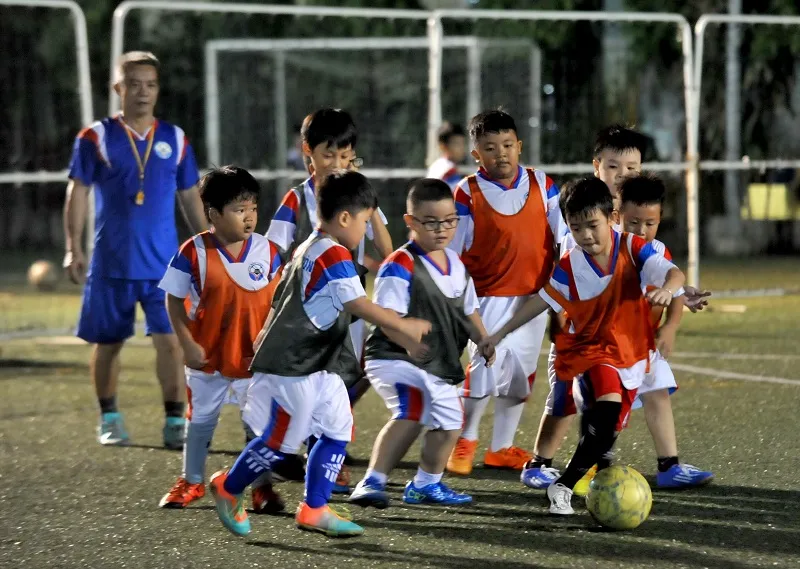 Một buổi tập của lớp Ươm mầm tương lai trên sân Tao Đàn. Ảnh: NGUYỄN NHÂN