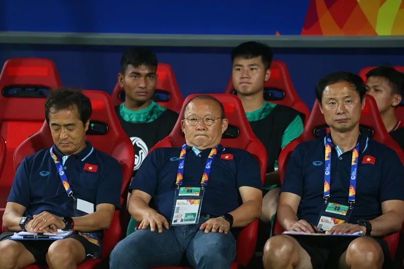 Nhận thẻ đỏ ở giải U23, bị treo giò ở Vòng loại World Cup 2022 ảnh 1