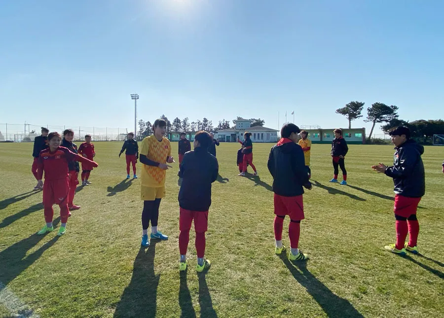 ĐT nữ Việt Nam với buổi tập đầu tiên tại Hàn Quốc ảnh 1