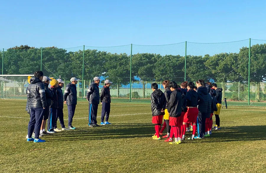 HLV Mai Đức Chung trao đổi cùng các học trò trước buổi tập. Ảnh: Đoàn Nhật