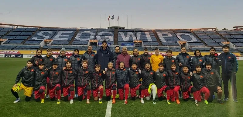 ĐT Việt Nam trước buổi tập chiều 5-2. Ảnh: Đoàn Nhật