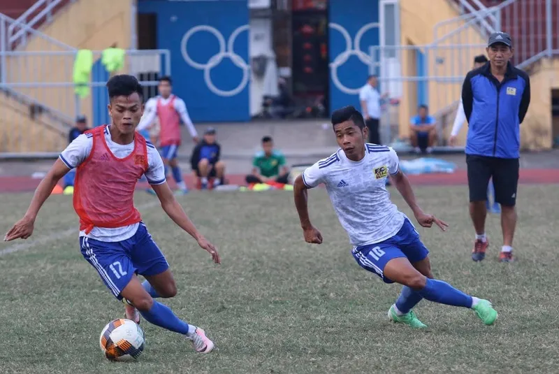 Đội Huế trên sân tập chiều 11-2. Ảnh: Hữu Thịnh