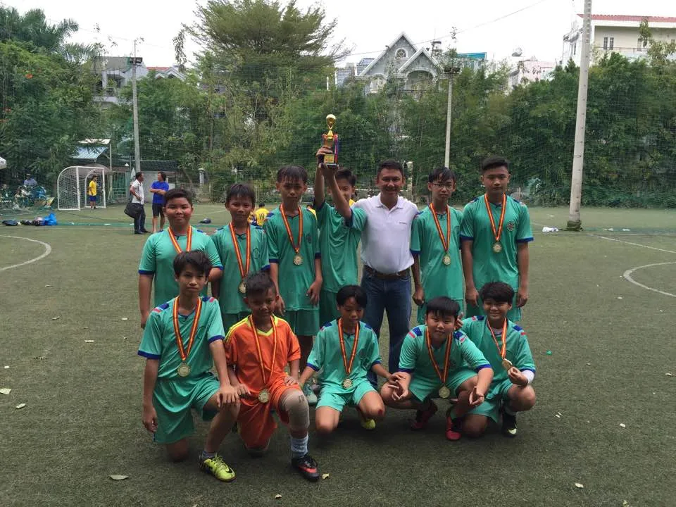 Cựu cầu thủ Hải Quan thầm lặng đi ‘gieo’ tiếng cười trẻ thơ ảnh 1