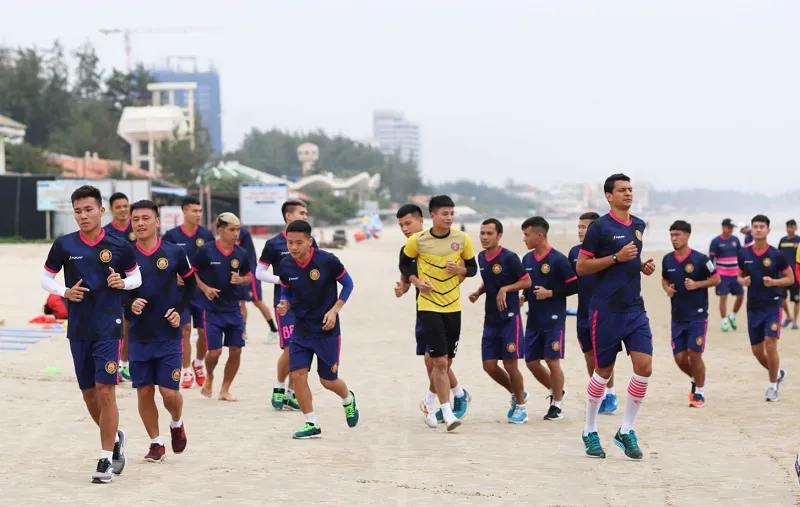 Sài Gòn FC trong buổi tập thể lực tại Vũng Tàu. Ảnh: SGFC