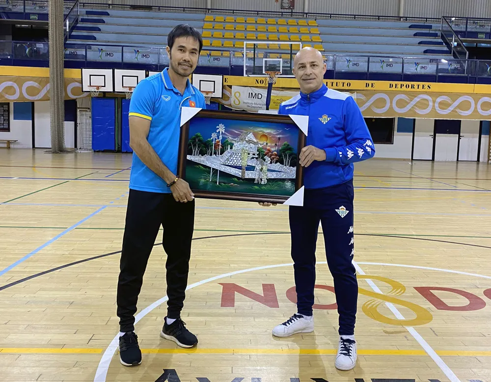 Lãnh đạo đội Real Betis trao quà lưu niệm cho HLV Phạm Minh Giang. Ảnh: Anh Trần