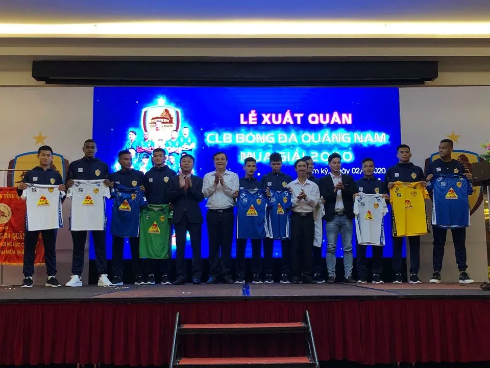 CLB Quảng Nam tại lễ xuất quân. Ảnh: VIẾT ĐỊNH