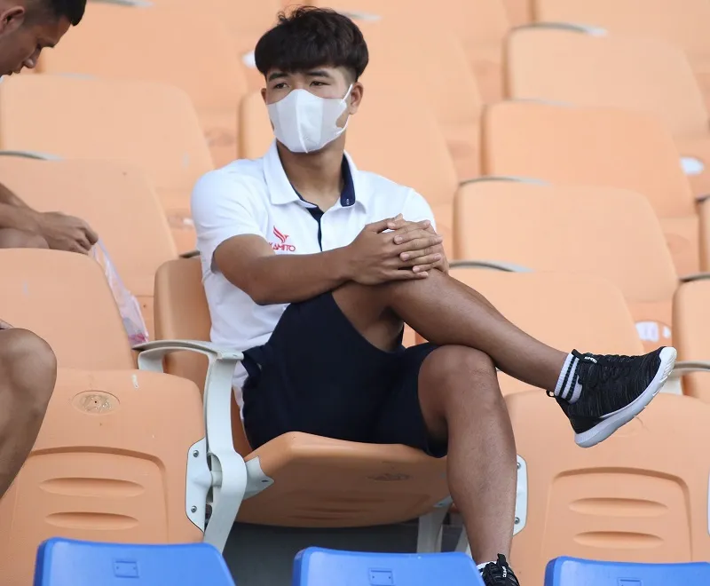 Đức Chinh trên khán đài sân Hòa Xuân chiều 15-3. Ảnh: VIẾT ĐỊNH