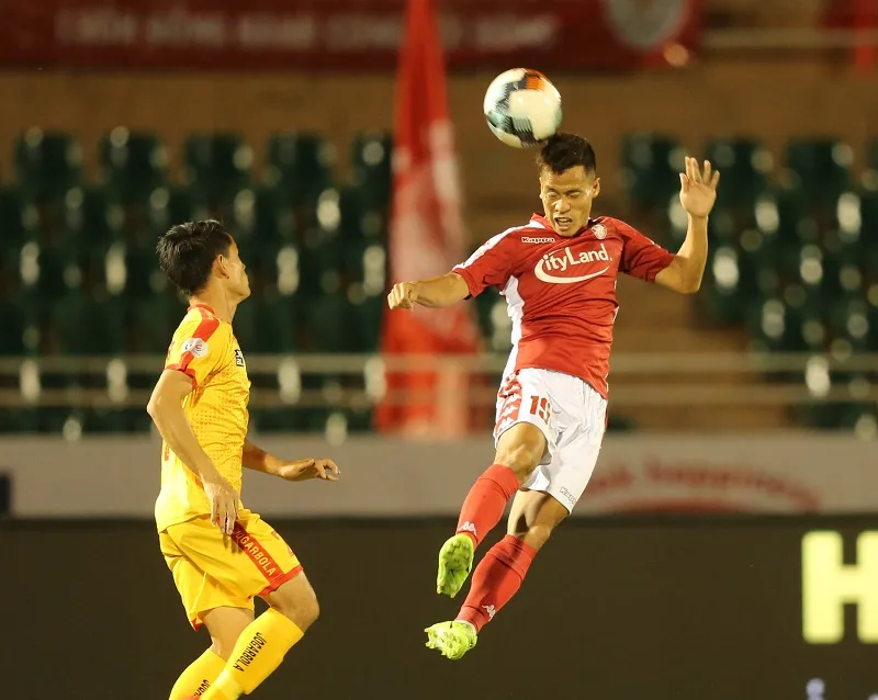 ‘Siêu dự bị’ Xuân Nam đưa CLB TPHCM lên đầu bảng ảnh 1