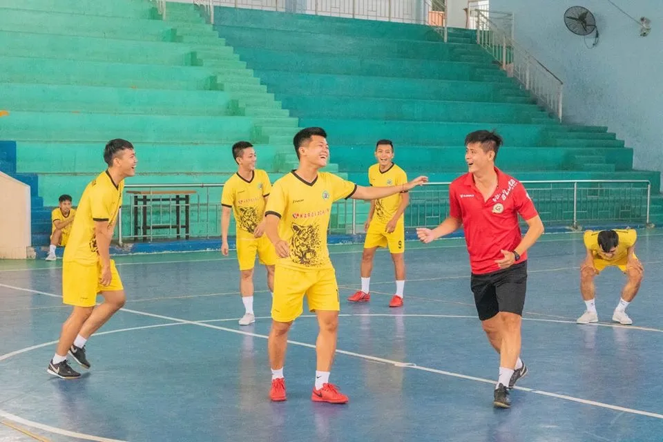 Các ông thầy futsal ‘nhức cả đầu’ vì Covid-19&nbsp; ảnh 2