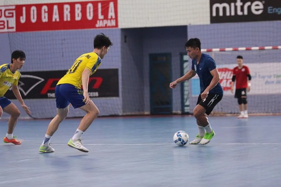 Các ông thầy futsal ‘nhức cả đầu’ vì Covid-19&nbsp; ảnh 1