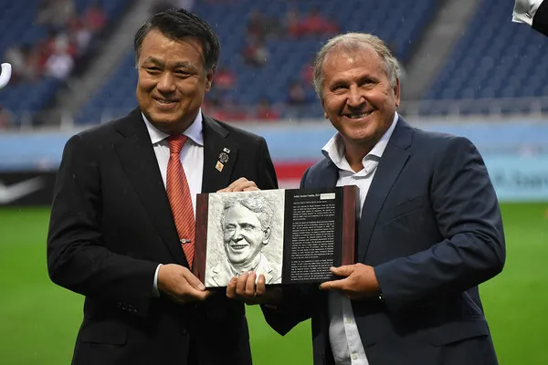 Ông Tashima Kozo (bên trái)