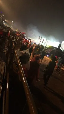 Mưa, khói che mờ cuộc so tài giữa 2 đội Anh và Trung Quốc ảnh 1