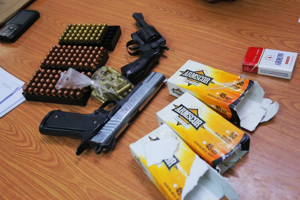 Bắt giữ 1 thuyền viên vận chuyển súng quân dụng và hàng trăm viên đạn ảnh 1