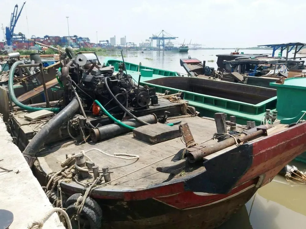 Bắt giữ ghe gắn vòi "bạch tuộc” hút cát trên sông Đồng Nai ảnh 1