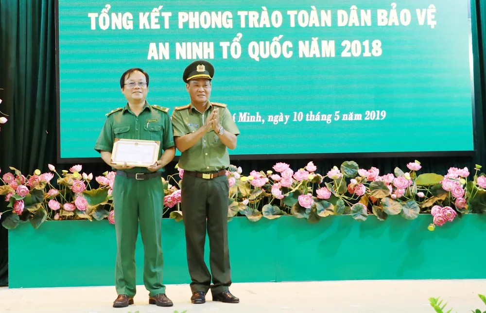 Công an TPHCM tặng giấy khen cho 1 tập thể đã có thành tích xuất sắc trong phong           trào toàn dân bảo vệ an ninh Tổ quốc giai đoạn tháng 3-2018 – 3-2019