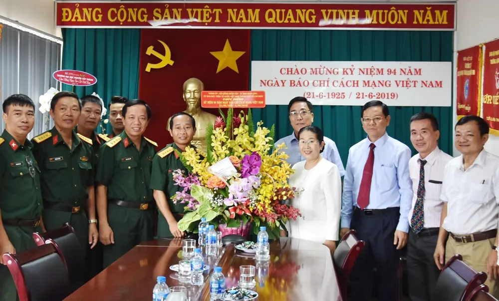 Phó Bí thư Thành ủy Võ Thị Dung thăm và chúc mừng các cơ quan báo chí ảnh 1