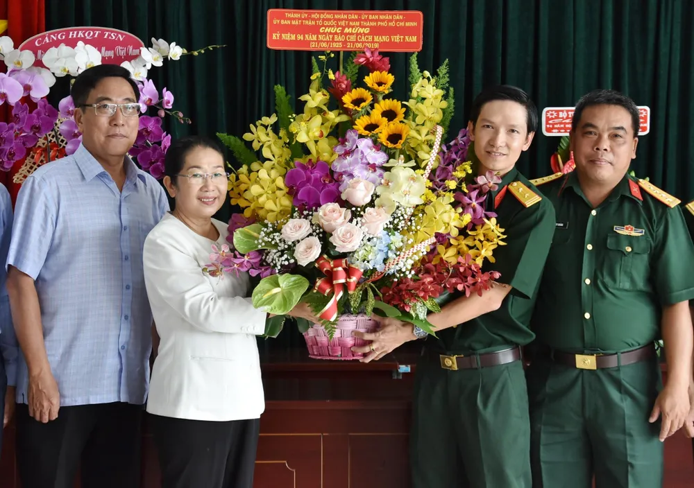 Phó Bí thư Thành ủy Võ Thị Dung thăm và chúc mừng các cơ quan báo chí ảnh 2