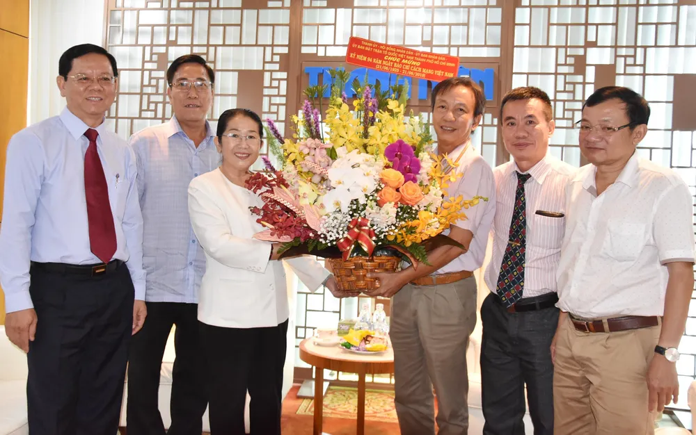 Phó Bí thư Thành ủy Võ Thị Dung thăm và chúc mừng các cơ quan báo chí ảnh 3