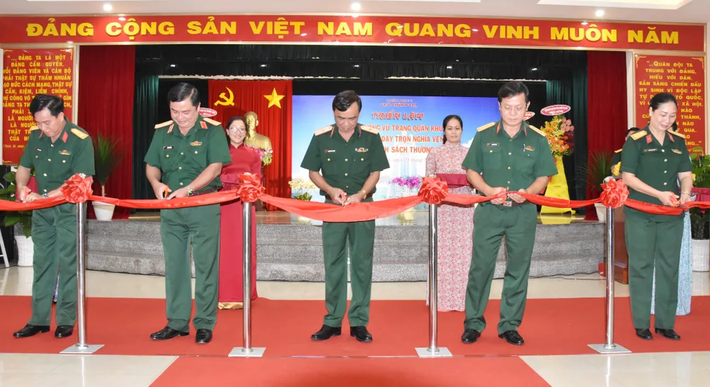 Quân khu 7 triển lãm ảnh kỷ niệm 72 năm ngày Thương binh - Liệt sĩ ảnh 1