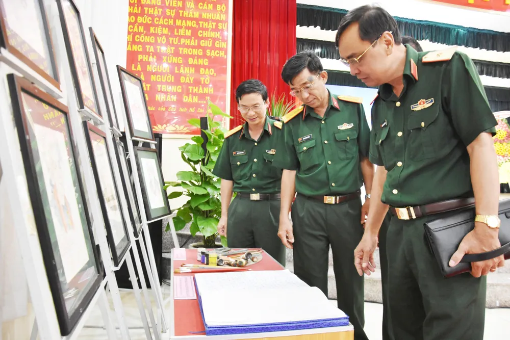 Quân khu 7 triển lãm ảnh kỷ niệm 72 năm ngày Thương binh - Liệt sĩ ảnh 4