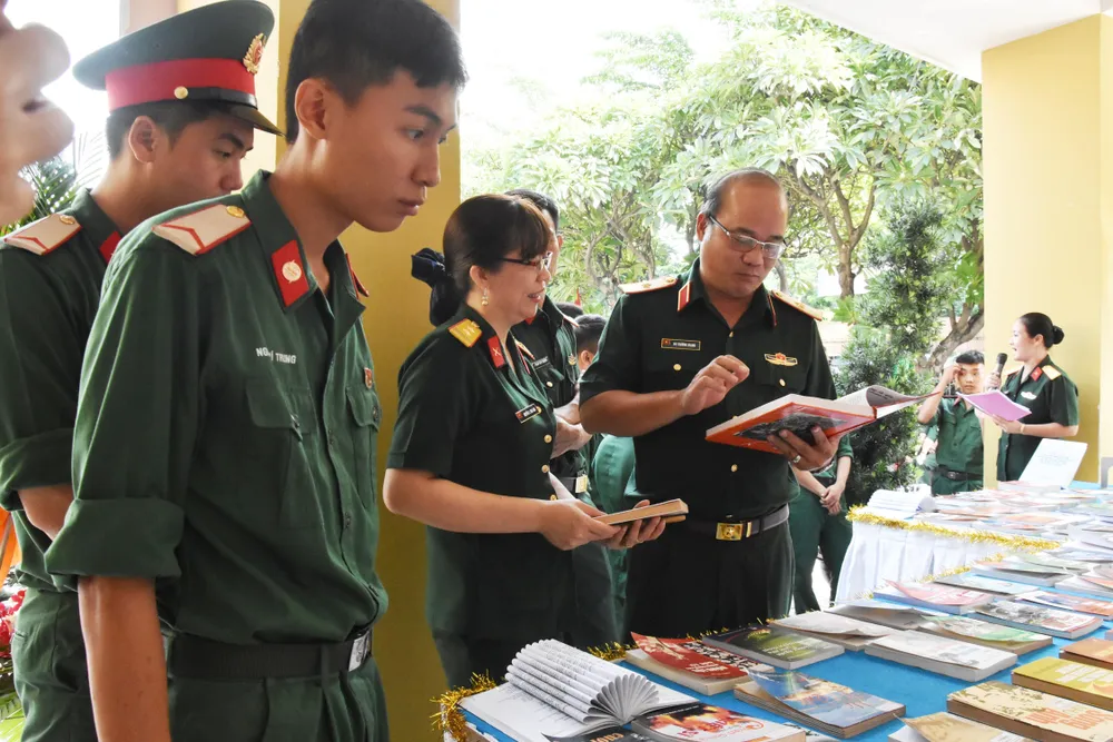 Quân khu 7 triển lãm ảnh kỷ niệm 72 năm ngày Thương binh - Liệt sĩ ảnh 3