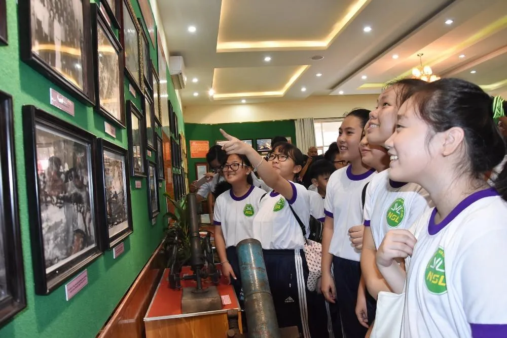 Triển lãm ảnh “Lực lượng vũng trang Quân khu 7 – 50 năm thực hiện Di chúc của Chủ tịch Hồ Chí Minh” ảnh 3