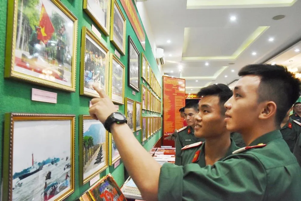 Triển lãm ảnh “Lực lượng vũng trang Quân khu 7 – 50 năm thực hiện Di chúc của Chủ tịch Hồ Chí Minh” ảnh 4