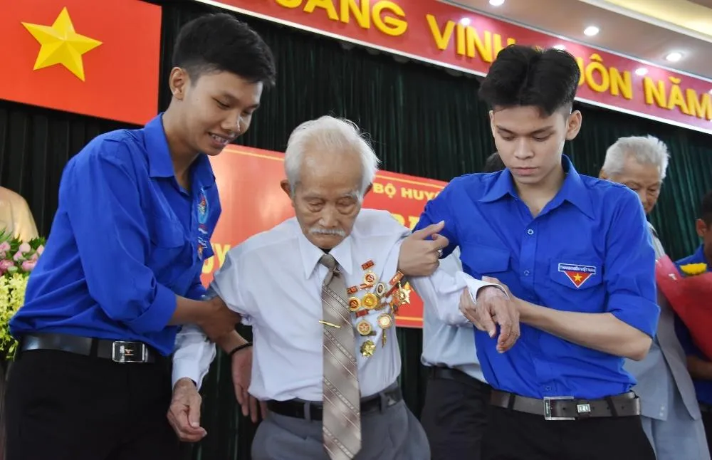 Hóc Môn: 72 đảng viên nhận Huy hiệu Đảng đợt 2-9 ảnh 4