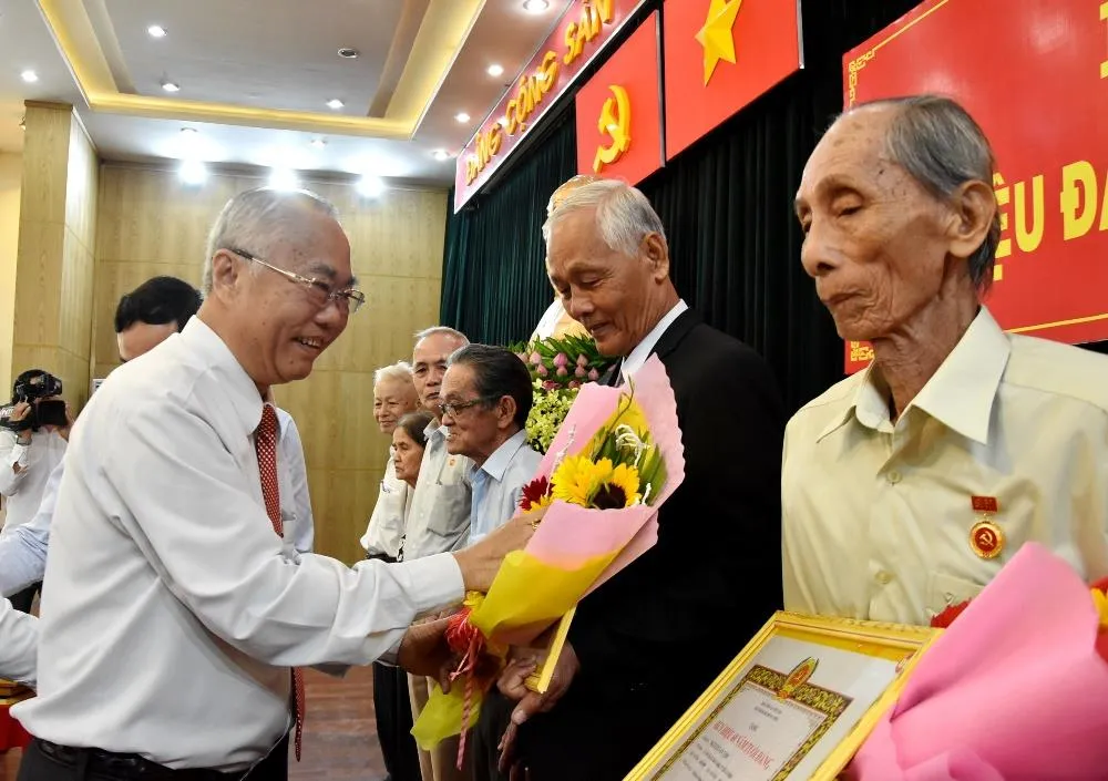 Hóc Môn: 72 đảng viên nhận Huy hiệu Đảng đợt 2-9 ảnh 3