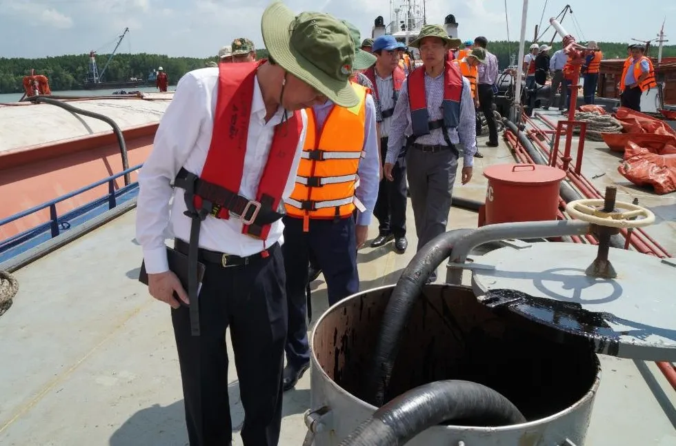 Vụ chìm tàu trên sông Lòng Tàu: Đã hút được 60/173 m³ dầu còn trên tàu ảnh 2